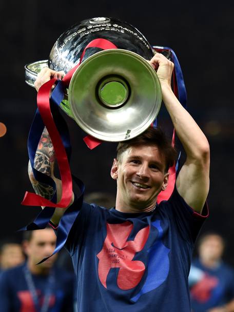 Finale Champions 2015. Barcellona-Juventus 3 1. Messi solleva il trofeo appena vinto con i blaugrana (LaPresse)